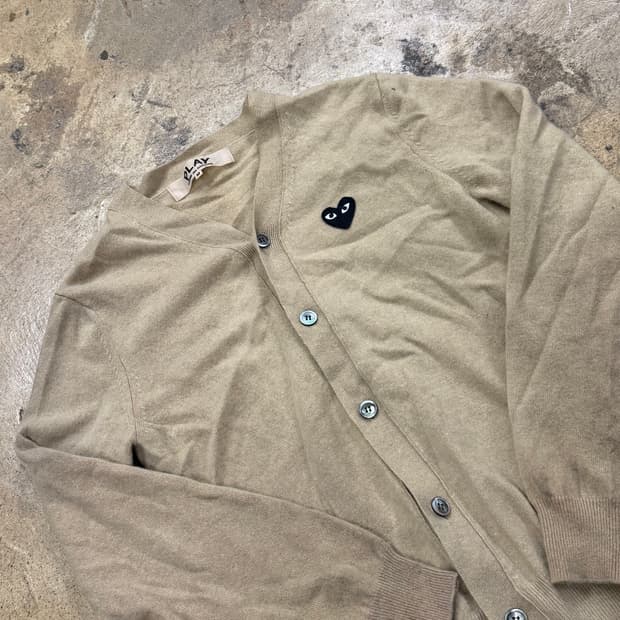 꼼데가르송 베이지 블랙 와펜 브이넥 니트 가디건