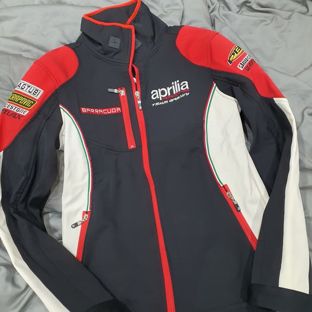 아프릴리아 팀복