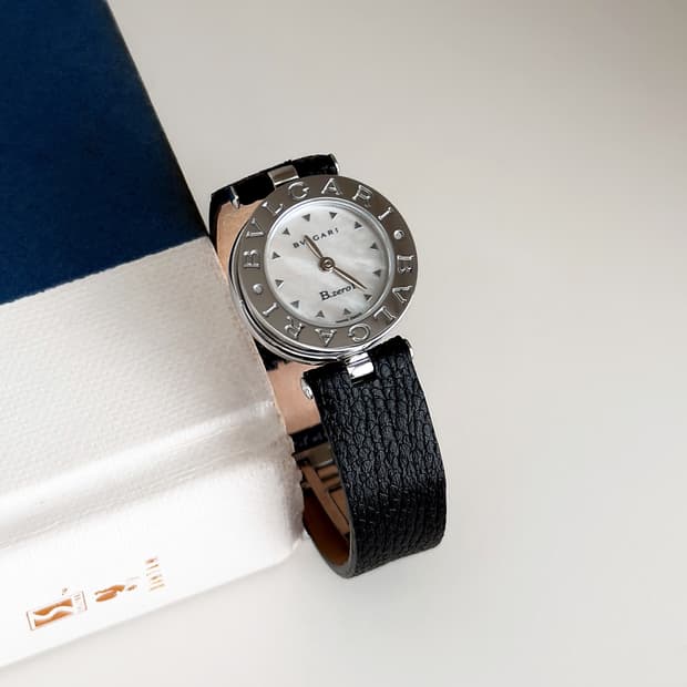 불가리 비제로원 화이트 쉘 다이얼 시계