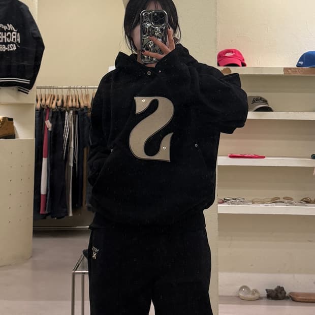 세터 리벳 아플리케 포켓 로고 후드티 U1462