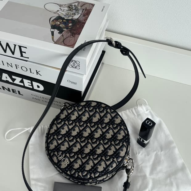 디올 오블리크 라운드 크로스백