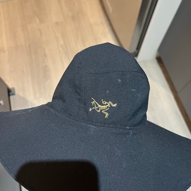 아크테릭스 신솔라 햇 24k gold sinsola hat