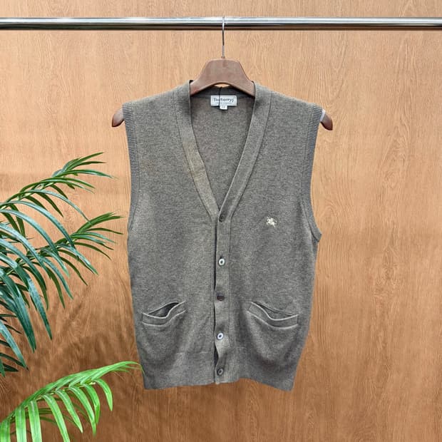 버버리 딥 브이넥 니트 베스트 버튼 업 나이트 로고 자수 디테일 브라운