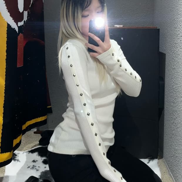 에고이스트 스터드 디테일 롱슬리브