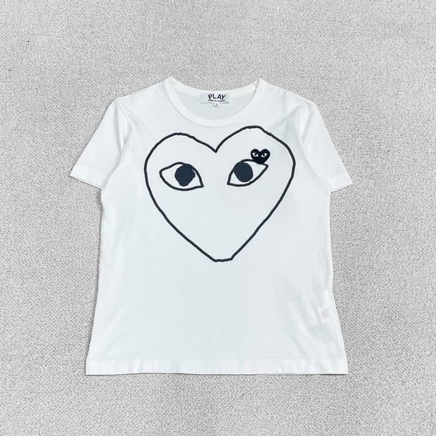 꼼데가르송 블랙 하트 와펜 반팔티 화이트