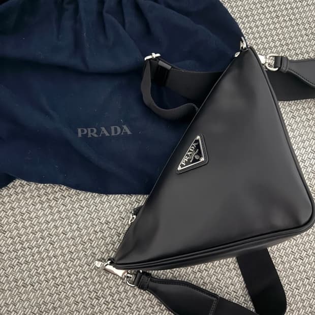 (착샷 포함) 프라다 트라이앵글 숄더백 레더 가방🖤