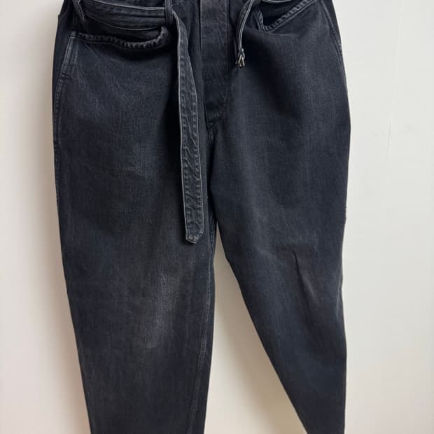 [4사이즈]코모리 벨티드 데님 블랙