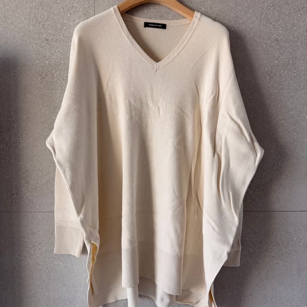 브이넥 니트 아이보리 오버핏 툭 떨어지게 입는 스웨터티셔츠