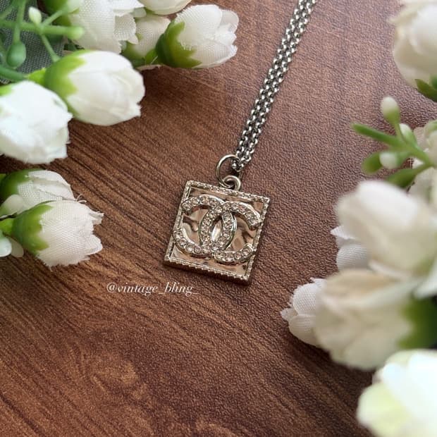 샤넬 스퀘어 스톤 로고 실버 목걸이