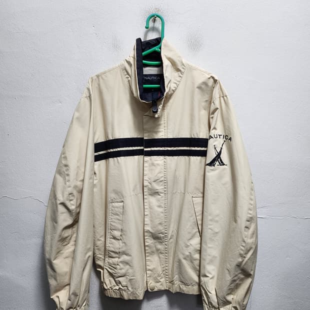 노티카 나우티카 아이보리색 완장로고 바람막이 