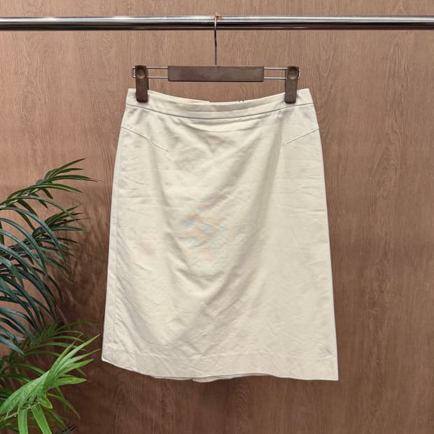 버버리 런던 미디 스커트 사이드 절개 백 슬릿 디테일 A라인 아이보리