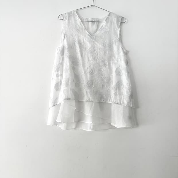 Leaf embroidery sleeveless blouse
