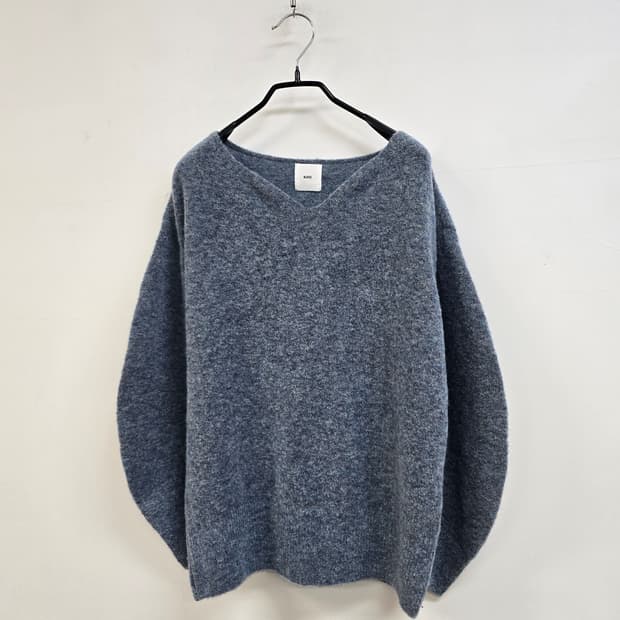 구호 하트넥라인 루즈핏 니트