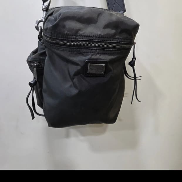 돌체앤가바나 플레이트 크로스백