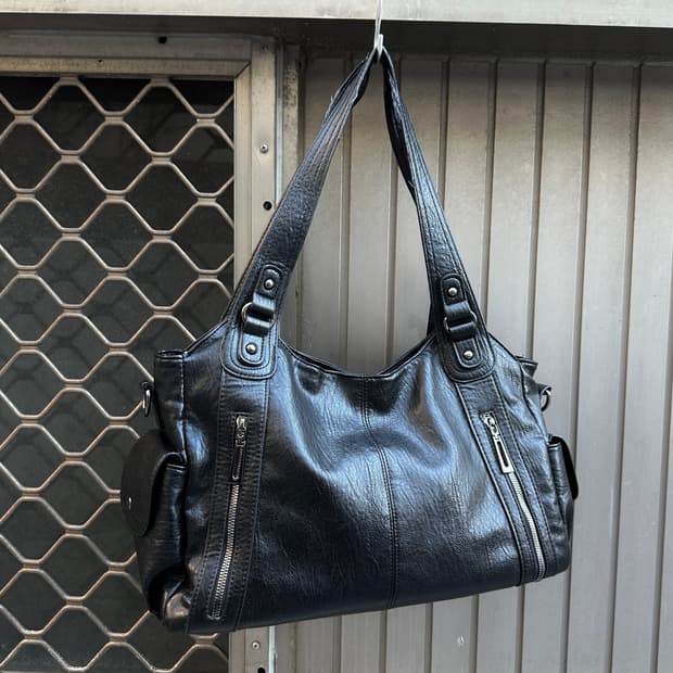 Black leather zipper point shoulder bag