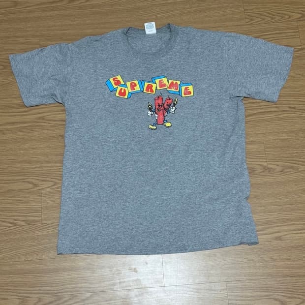 슈프림 다이너마이트 회색 반팔 티셔츠 팝니다