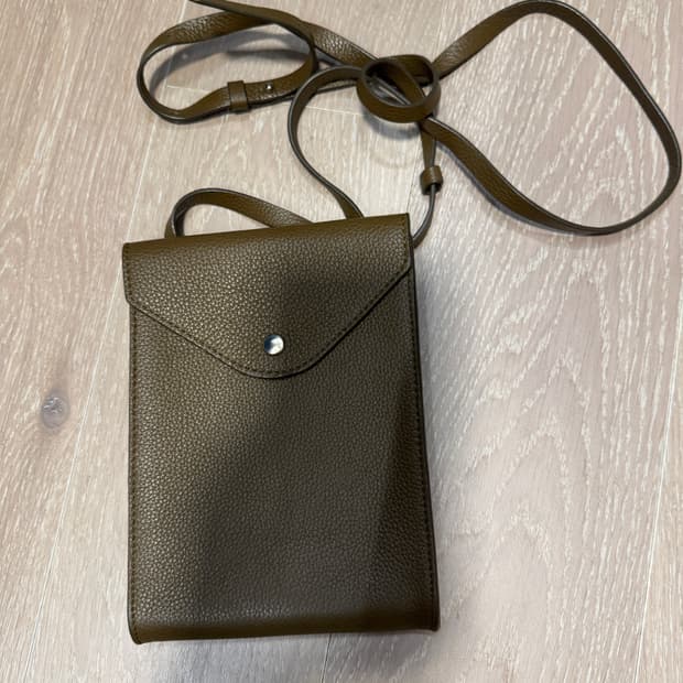 프랑스 패션 브랜드 르메르(Lemaire)의 엔벨로프 위드 스트랩(Env