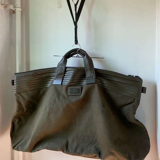 issey miyake 릿지 토트백 카키