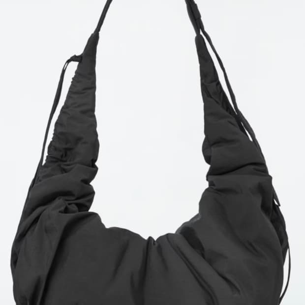 COS 캐노피 나일론 오버사이즈 크로스바디백 블랙