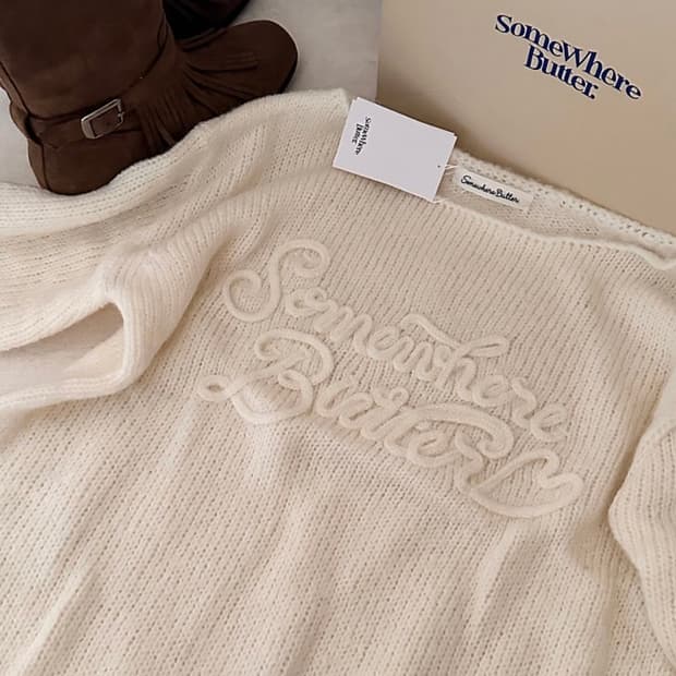 썸웨어버터 레터 모헤어 롱슬리브 니트 오프숄더