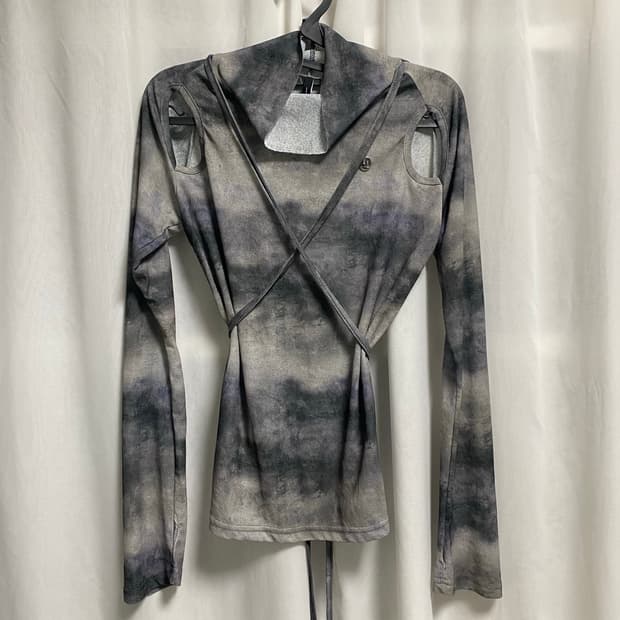 Cut out strap long sleeve