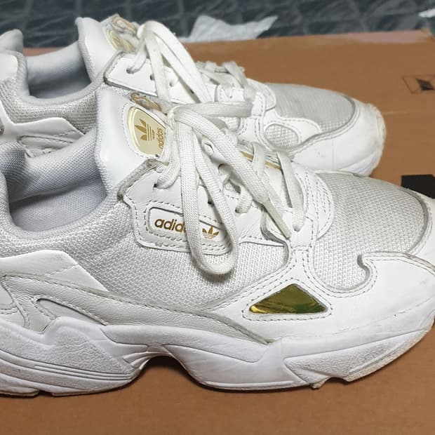 아디다스 팔콘 화이트 골드 어글리 스니커즈 (220) EE8838
