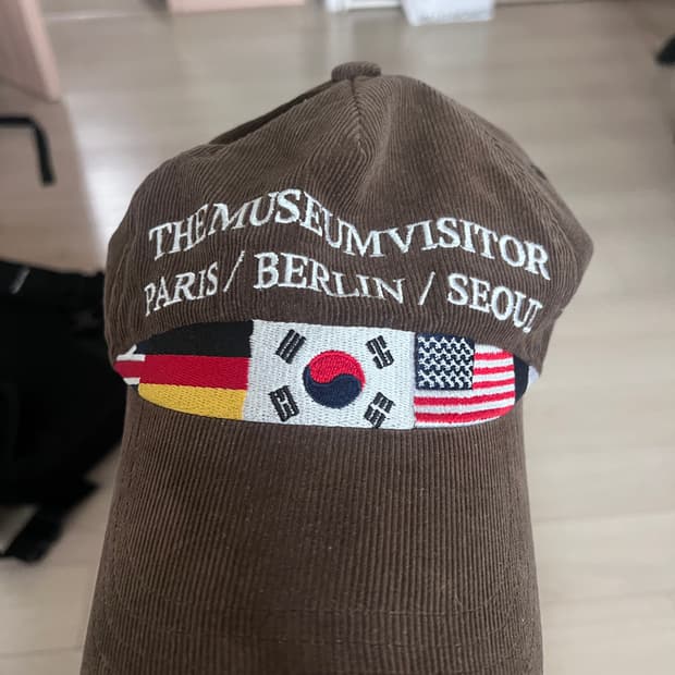 더뮤지엄비지터 볼캡