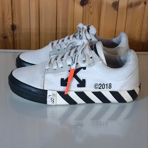 35 220mm 오프화이트 벌커나이즈드 로우탑 스니커즈