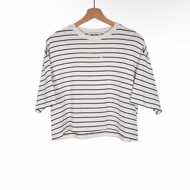 [M] 미우미우 여성 자수 로고 스트라이프 크롭 반팔 티셔츠 아이보리