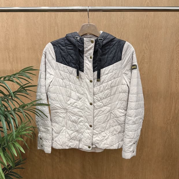 바버 후드 경량 패딩 배색 골드 로고 더블 포켓 디테일 라이트 그레이
