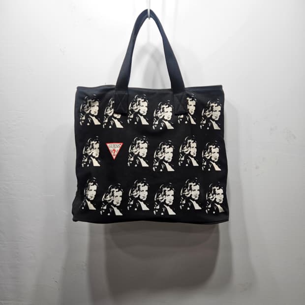 게스(Guess) 클라우디아쉬퍼 한정판 캔버스 토드백 블랙