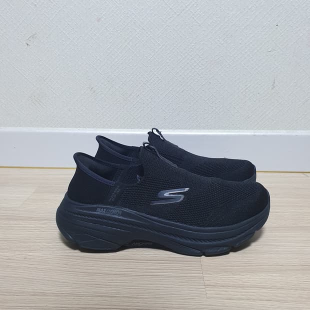 스케쳐스 맥스쿠션 아치핏 블랙 슬립온 245