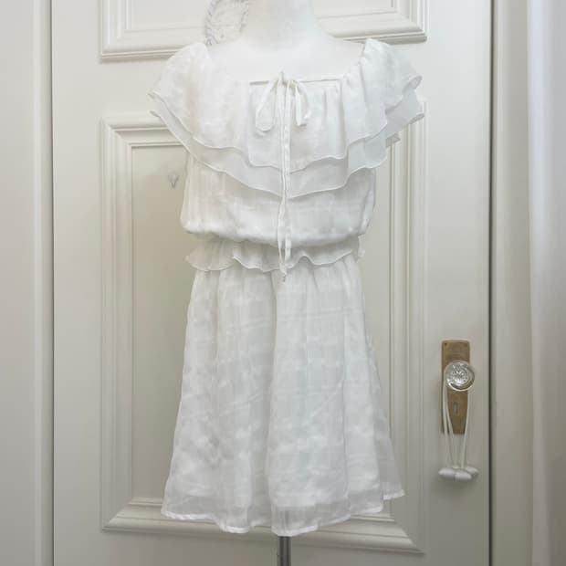 white check ruffle point summer opc