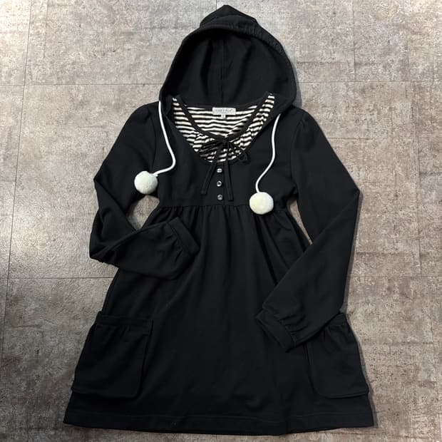 버튼 넥 폼폼 후디드 원피스