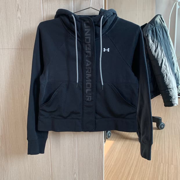 언더아머 크롭 후드집업 