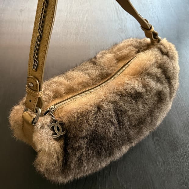 Chanel 샤넬 퍼 하프문 숄더백