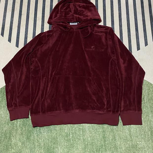 칼하트 WIP 스크립트 로고 벨벳 풀오버 후드