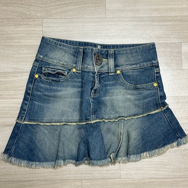 게스 로우라이즈 미니스커트