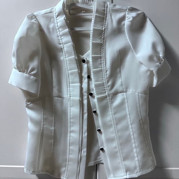 반팔 플리츠 화이트 블라우스