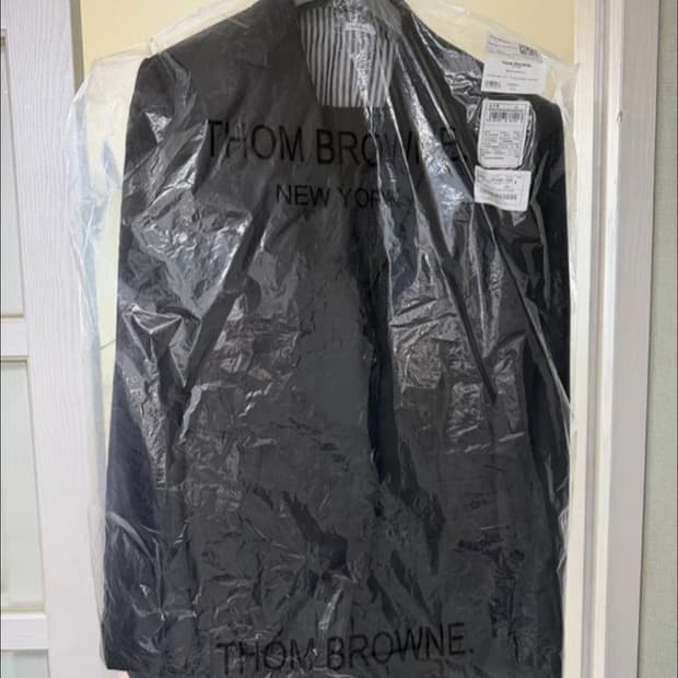 [4] 톰브라운 클래식 수트 차콜 3피스 (새상품) 