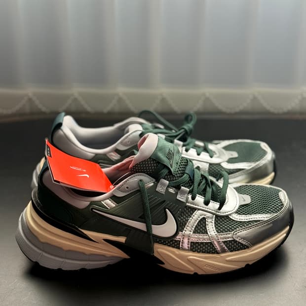 나이키 V2K 런 빈티지 그린 미네랄 스프러스