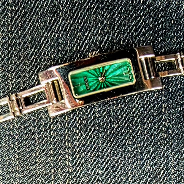 구찌(Gucci)의 빈티지 3900L 여성용 쿼츠 메탈 시계팝니다.
