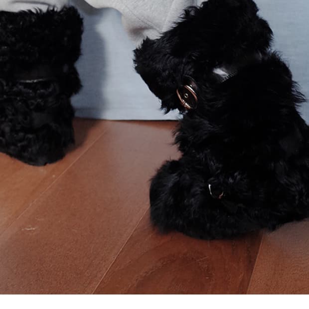 Freckle lamb fur boots in black 구매합니다