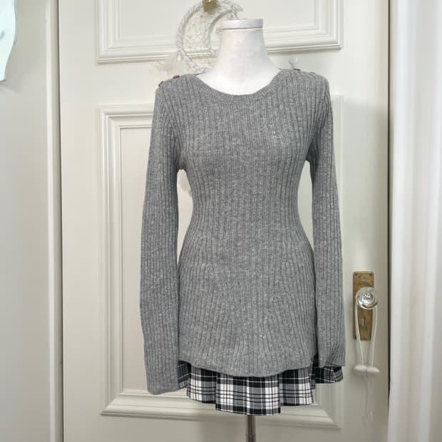 gray shoulder button slim knit top