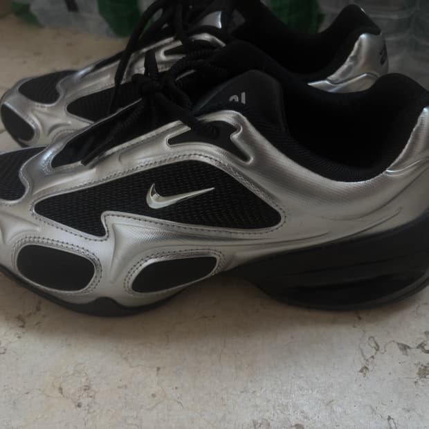 나이키 에어맥스 뮤즈 블랙 앤 메탈릭 실버 250