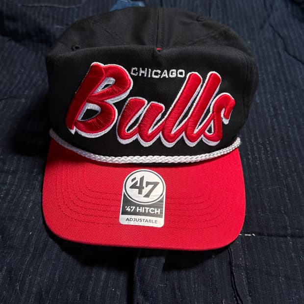47 블랙/레드 시카고 불스 드롭쉐도우 로프 히치 어저스터블 햇 OS