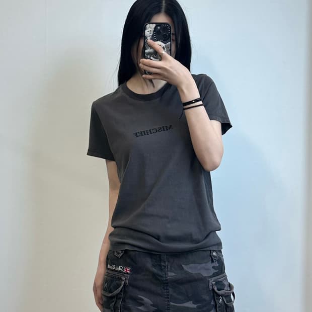 미스치프 자수로고 차콜 반팔 티셔츠