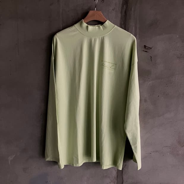마틴로즈 로고 모크넥 롱 슬리브 티셔츠 라임