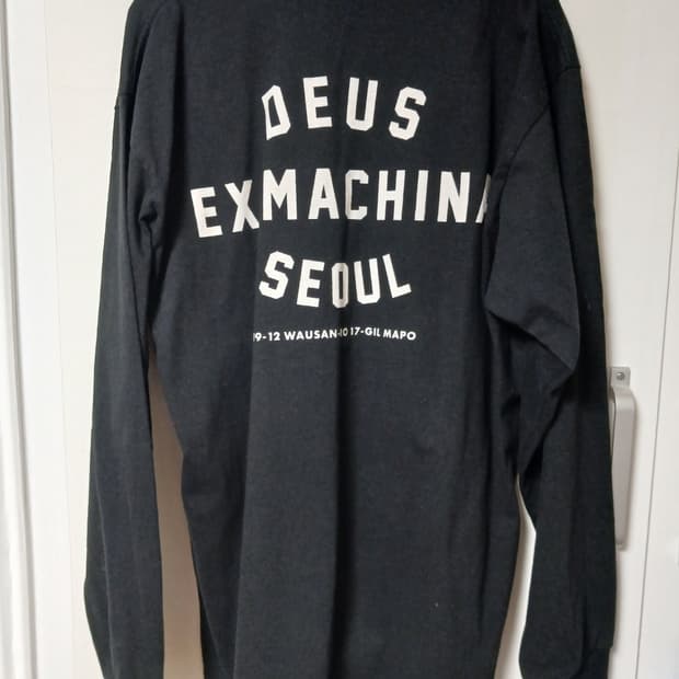 데우스 엑스 마키나 서울 컬리지 롱슬리브 티셔츠 블랙