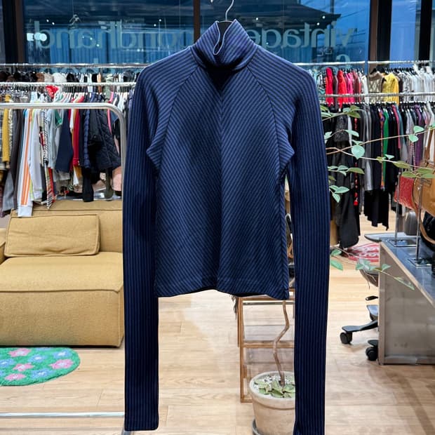 하이더 아커만 블루 스트라이프 터틀넥 롱슬리브 